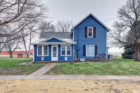317 4th Ave, Low Moor, IA 52757