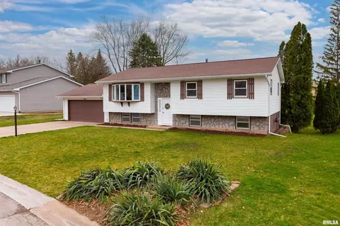 4 Hillcrest Ct, Eldridge, IA 52748 photo 2