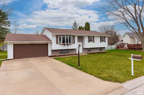 4 Hillcrest Ct, Eldridge, IA 52748 photo 3