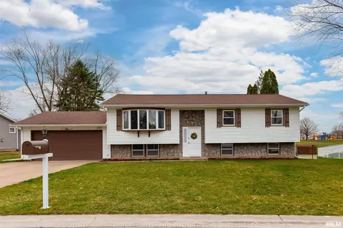 4 Hillcrest Ct, Eldridge, IA 52748 photo 1