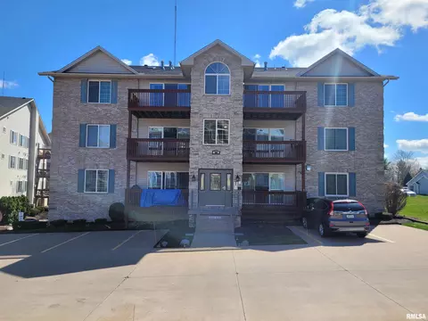 3056 Holiday Ct, Bettendorf, IA 52722
