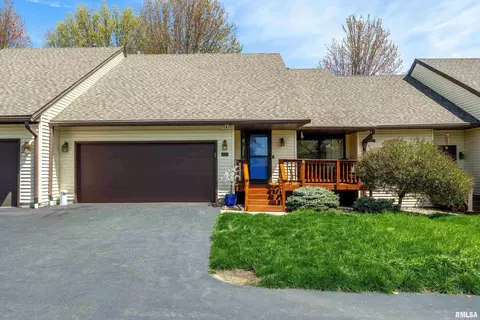 4276 Woodfield Dr, Bettendorf, IA 52722