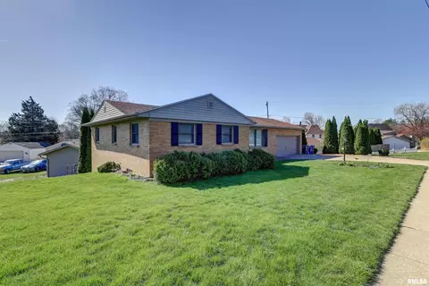 211 S Bluff Blvd, Clinton, IA 52732