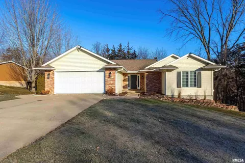 31 E Timberline Dr, Blue Grass, IA 52726