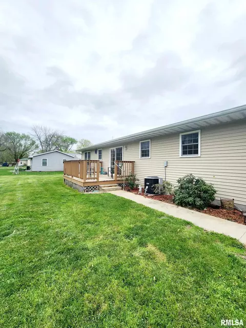 607 N St, Augusta, IL 62311 photo 2