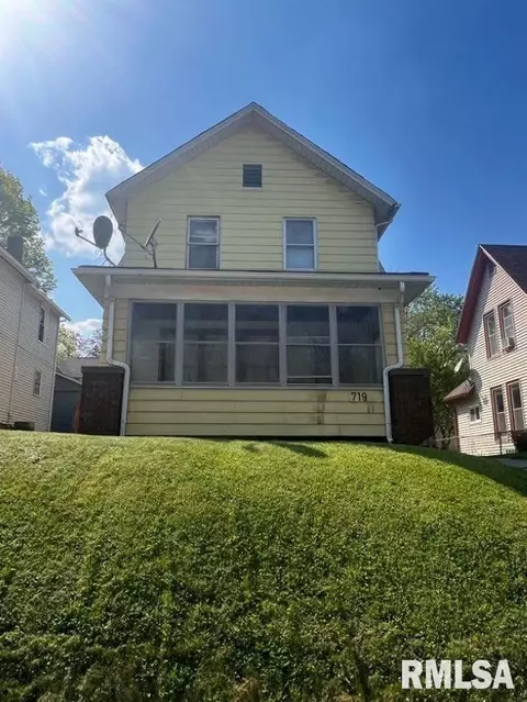 719 12th St, Moline, IL 61265