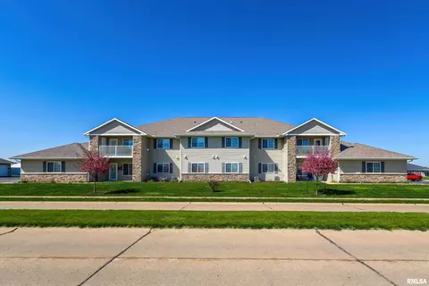 320 E Franklin St, Eldridge, IA 52748 photo 2