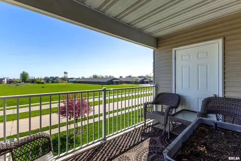 320 E Franklin St, Eldridge, IA 52748 photo 5