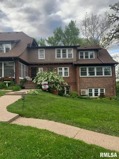 2 Breezy Point Rd, Clinton, IA 52732