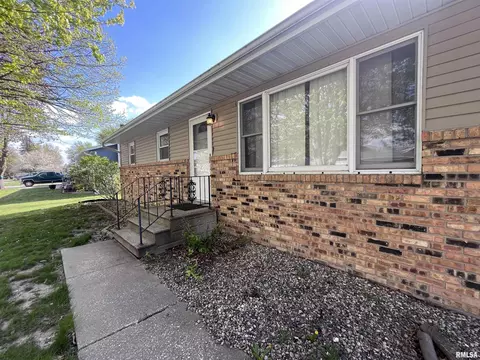 469 Wilshire Dr, Colona, IL 61241