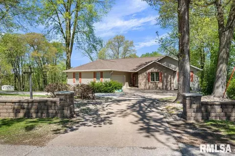 25996 Valley Dr, Bettendorf, IA 52722