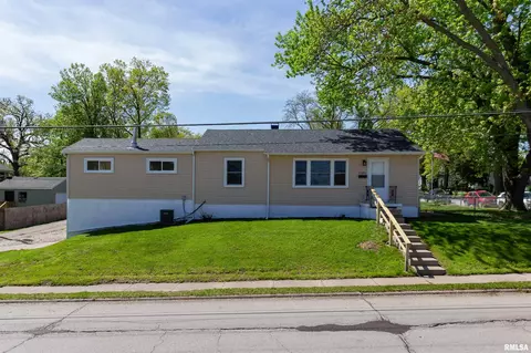 1305 E 29th St, Davenport, IA 52803