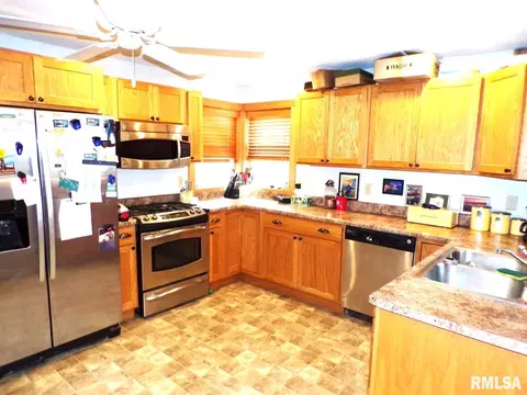 517 E 7th St, Tipton, IA 52772 photo 3