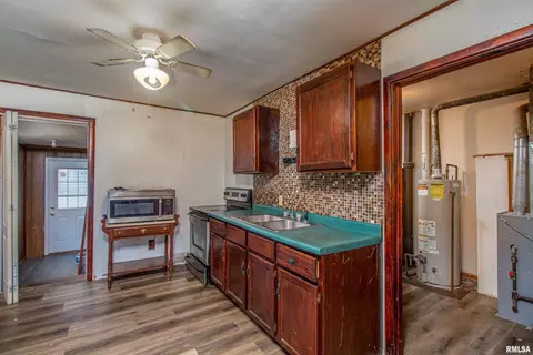 2204 46th St, Moline, IL 61265 photo 8