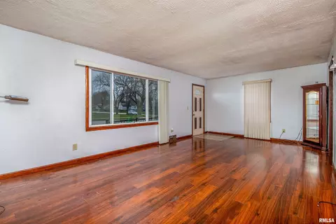 2204 46th St, Moline, IL 61265 photo 7