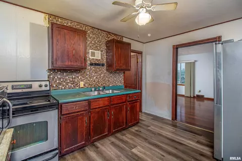 2204 46th St, Moline, IL 61265 photo 9