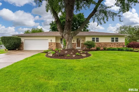 17211 Cedar Rd, East Moline, IL 61244