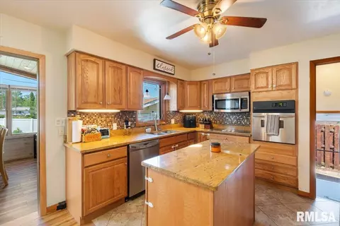 354 N 29th Ave, Clinton, IA 52732 photo 8