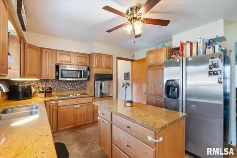 354 N 29th Ave, Clinton, IA 52732 photo 9