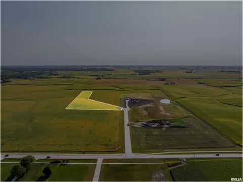 320 Ruby Ct, Long Grove, IA 52756