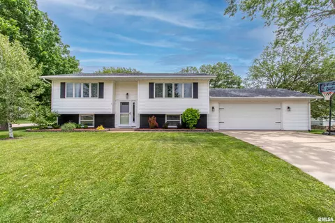 701 S 5th St, Eldridge, IA 52748
