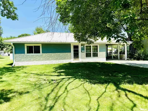 605 NW 3rd St, Aledo, IL 61231