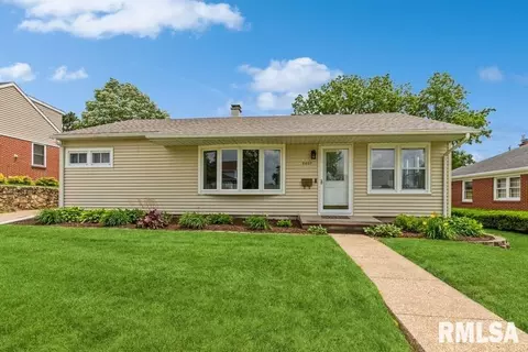 3407 Pershing Blvd, Clinton, IA 52732