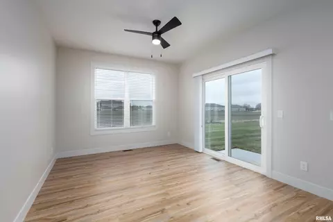 462 N 3rd Ave, Eldridge, IA 52748 photo 9