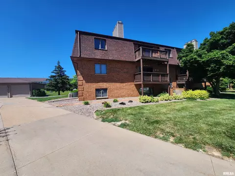 4190 Mallard Ct, Bettendorf, IA 52722