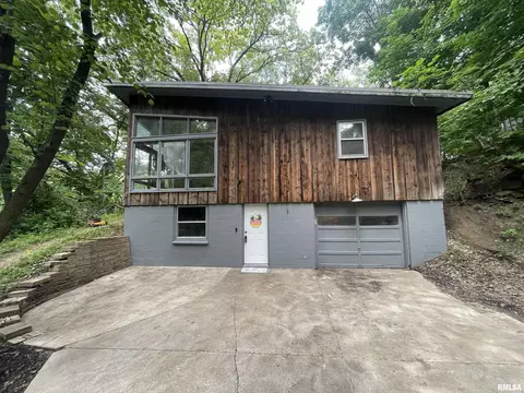 1220 31st Street Pl, Moline, IL 61265