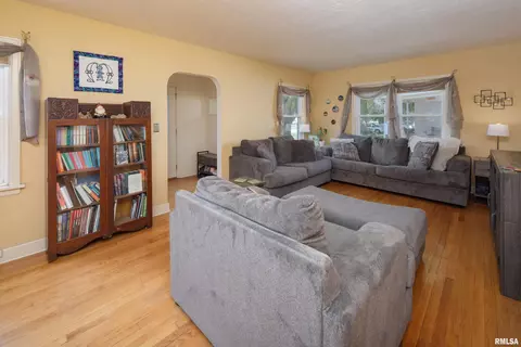 405 E Park St, Geneseo, IL 61254 photo 4