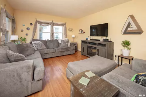 405 E Park St, Geneseo, IL 61254 photo 3
