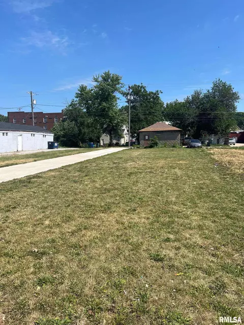 1124 W 3rd St, Davenport, IA 52802
