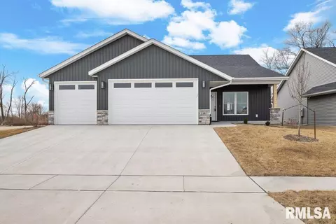 1102 Eagles Crest Dr, Davenport, IA 52804