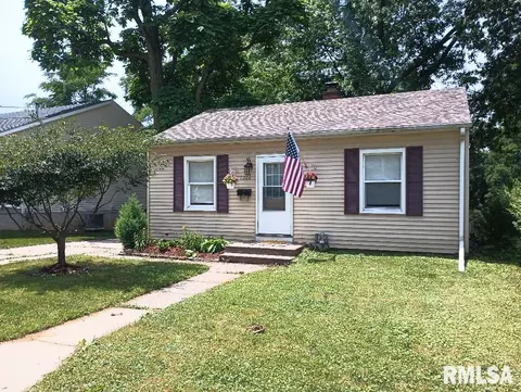 1306 Glencoe Ln, Bettendorf, IA 52722