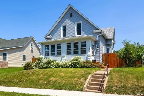 240 45th St, Moline, IL 61265