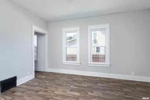 240 45th St, Moline, IL 61265 photo 10