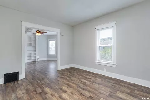 240 45th St, Moline, IL 61265 photo 5
