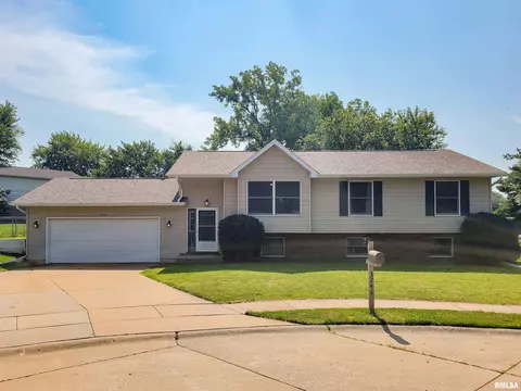3241 W 64th Street Ct, Davenport, IA 52806