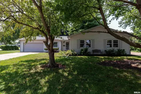 1355 Highland Park Dr, Bettendorf, IA 52722