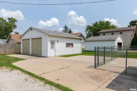 915 4th Ave, Silvis, IL 61282 photo 3