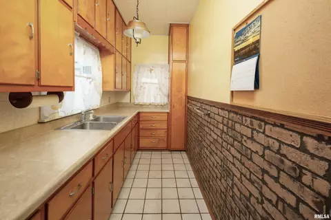 915 4th Ave, Silvis, IL 61282 photo 14