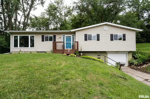 1 Waverly Ct, Davenport, IA 52804