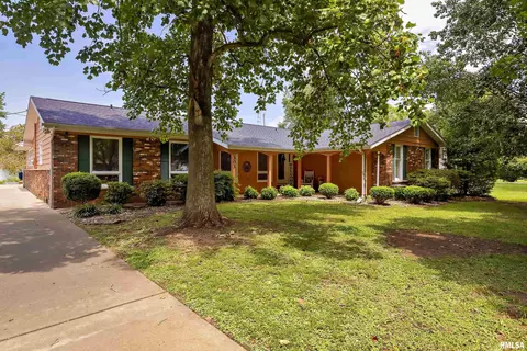 303 E Bond St, Benton, IL 62812