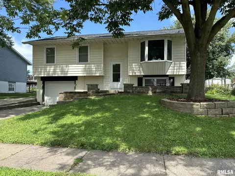 1740 Valley Dr, Davenport, IA 52806
