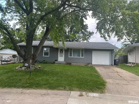2211 Waveland Dr, Bettendorf, IA 52722