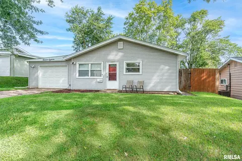 1318 W 38th Pl, Davenport, IA 52806