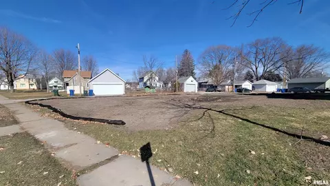 117 S Pine St, Davenport, IA 52802