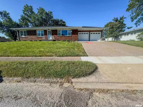 1934 W 38th St, Davenport, IA 52806