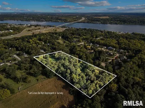 801 Sycamore Dr, Le Claire, IA 52753